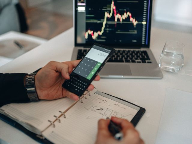 Comparatif des méthodes de suivi de bankroll pour pronostiqueurs