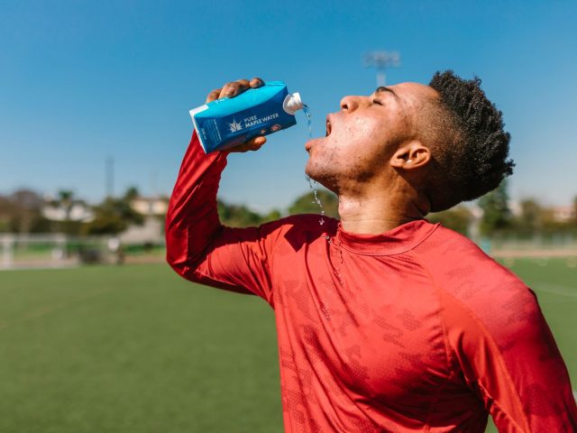 Comment bien s’hydrater pour éviter les coups de chaleur et rester en forme cet été ?