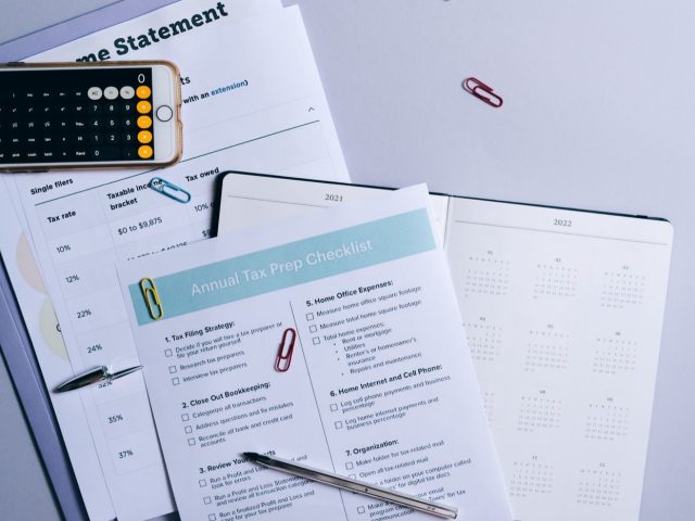 Stratégies pour réduire les biais cognitifs avant une mise